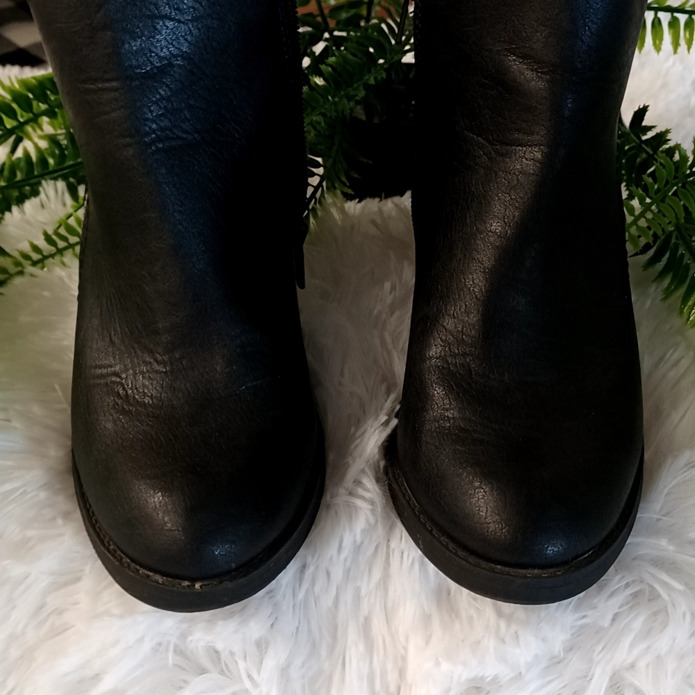 Target ladies booties....Black sz 6, 3in heel.